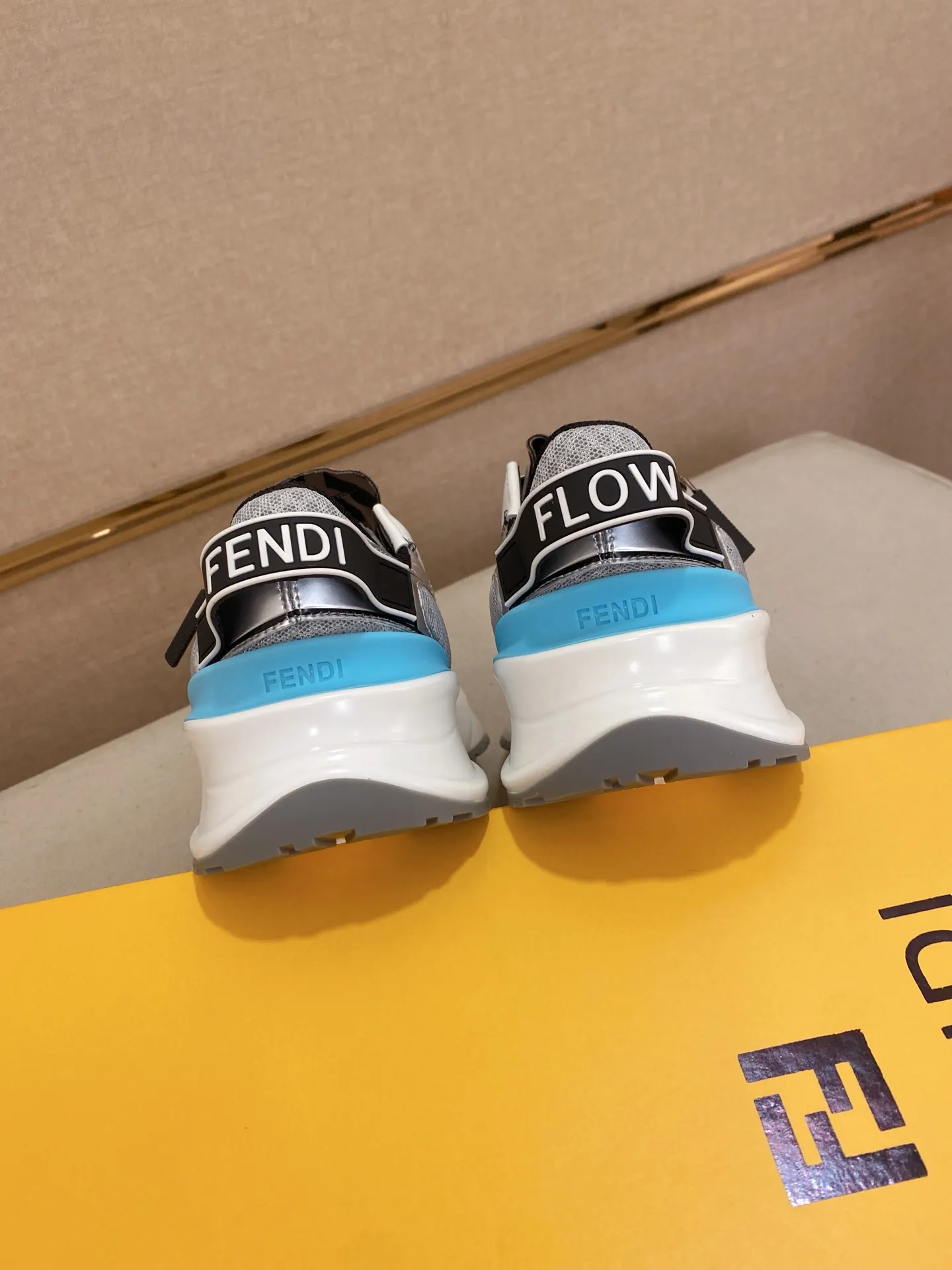 Men's shoes💰: 540💰(Higher version) [Fendi] Fendi's latest casual shoes for men! Available at counters simultaneously! A one-to-one replica of the original. Made entirely of imported top-grain calfskin, the interior is made of top-grain water-dyed cowhide, and the original factory-supplied rubber outsole. Leading new fashion concepts. Matching code: 38-44 can be customized, 45 is not returnable!